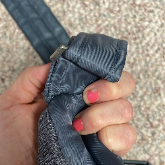 Lug travel tote in grey with long padded strap - Picture 11 of 13